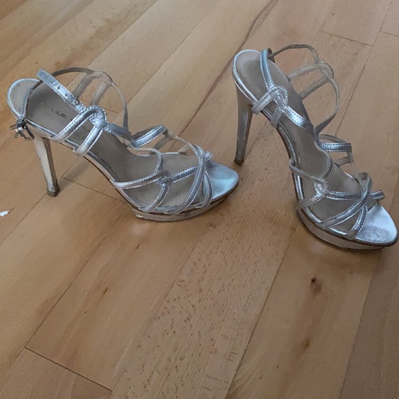 Silver heels - Picture 2 of 4